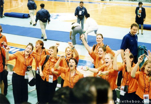 男女で優勝を決め観客を盛り上げる女子オーストラリア代表選手（2001年東アジア大会 舞洲アリーナ）